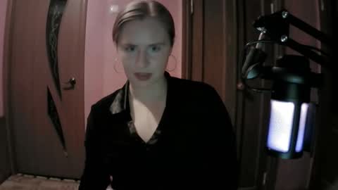 lunamystique_ online show from October 1, 6:57 pm