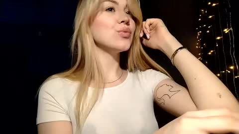 lunapeony online show from March 11, 6:43 pm