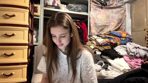 Mia online show from April 8, 3:25 pm