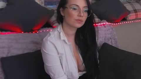 LunnaGray online show from October 3, 1:27 pm