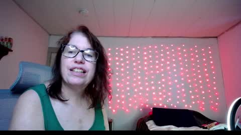 Snapshot of luvely_gurl chatting on December 8, 8:04 pm Shauna online show from December 8, 8:04 pm