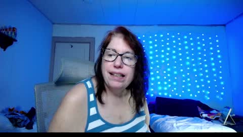 Snapshot of luvely_gurl chatting on December 4, 9:24 pm Shauna online show from December 4, 9:24 pm