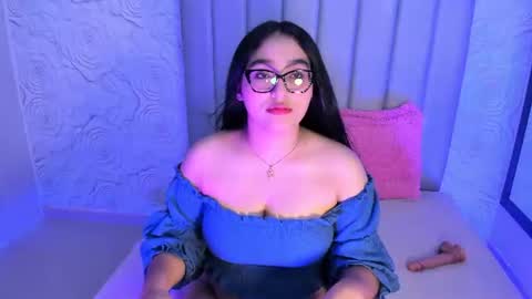 LYA DUBOIS  online show from July 4, 7:21 pm