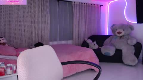 Snapshot of lyann_ chatting on October 28, 11:42 pm Lyann  online show from October 28, 11:42 pm