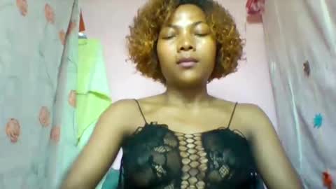 lyndah19 online show from February 5, 10:57 pm