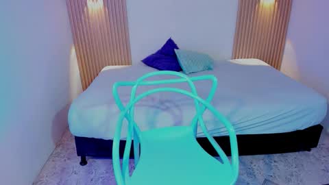 lyrafrost5 online show from March 3, 7:25 am