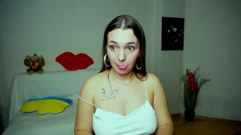 Snapshot of m_vikki chatting on October 19, 12:18 pm Vikki online show from October 19, 12:18 pm