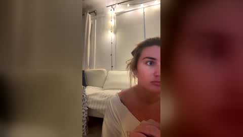 madisonlubbe2 online show from April 23, 3:03 am