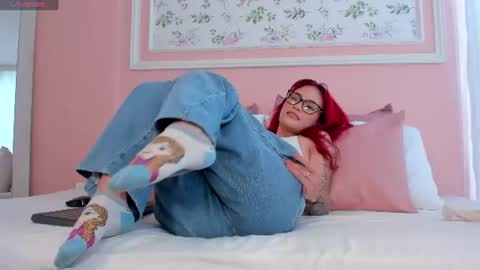 Mae Lyra online show from June 19, 6:33 pm