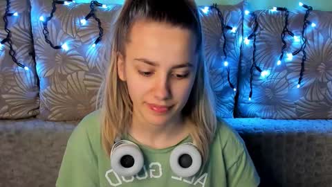 Maggie online show from December 15, 3:01 am