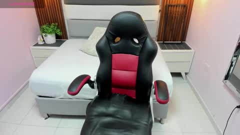  M A I L Y  online show from November 6, 1:17 pm