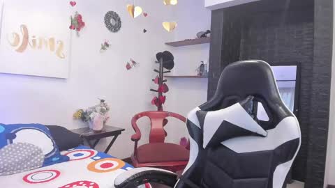 Snapshot of mailyn_jung_ chatting on February 15, 12:01 pm Carolina Barrantes Munera online show from February 15, 12:01 pm