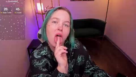 manic_pixie_ online show from July 1, 3:55 pm