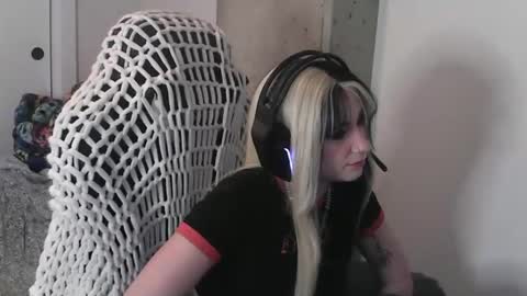 manicpixieslutt online show from November 23, 12:46 am