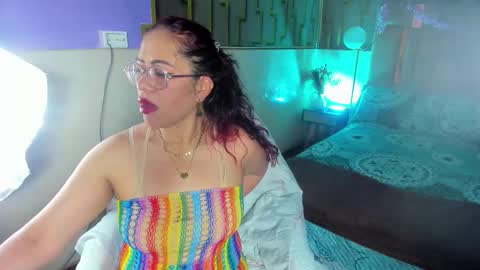 Snapshot of maria_paulac chatting on October 19, 5:20 am MARIA online show from October 19, 5:20 am