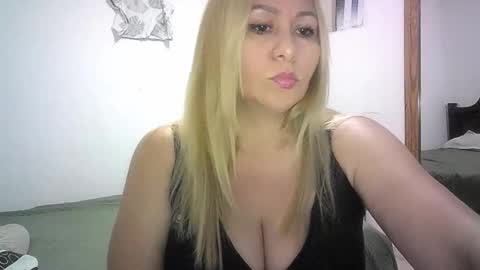 mariana995649 online show from May 1, 11:30 pm