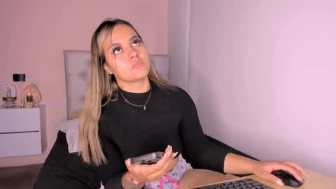 Mariana Roe online show from December 25, 1:41 pm