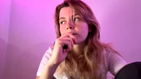 Esma online show from December 2, 1:02 pm