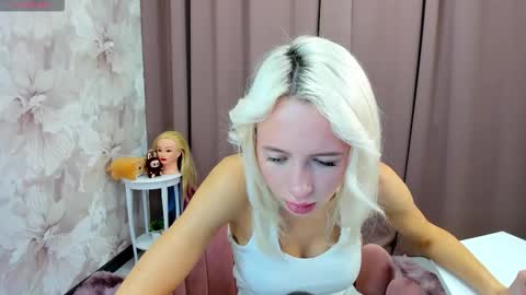 Snapshot of maryy_senn chatting on October 17, 3:21 am Luucy UTC1 Mon Tue Wed Thu Fri 0500-1130 online show from October 17, 3:21 am