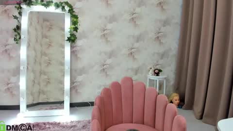 Snapshot of maryy_senn chatting on September 18, 3:16 am Luucy UTC1 Mon Tue Wed Thu Fri 0500-1130 online show from September 18, 3:16 am