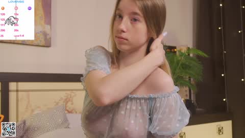 Snapshot of maydaedgin chatting on December 28, 8:15 pm Violet online show from December 28, 8:15 pm