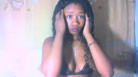 Snapshot of mayrah5 chatting on February 19, 5:27 am mayrah online show from February 19, 5:27 am