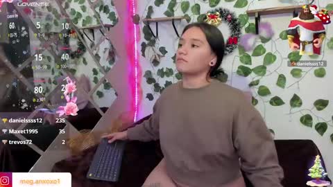 Snapshot of megan_xoxo1 chatting on December 17, 5:26 pm Megan online show from December 17, 5:26 pm