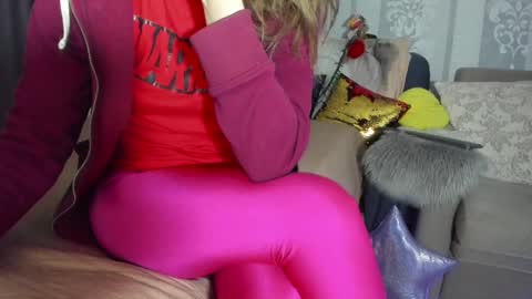 Snapshot of meganfox3325 chatting on March 4, 6:39 pm Nicki--------- Welcome to my Room online show from March 4, 6:39 pm