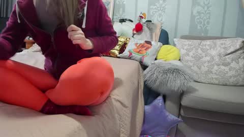 Snapshot of meganfox3325 chatting on February 15, 8:00 am Nicki--------- Welcome to my Room online show from February 15, 8:00 am