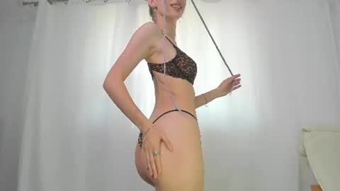 megankroft_ online show from June 16, 6:47 am