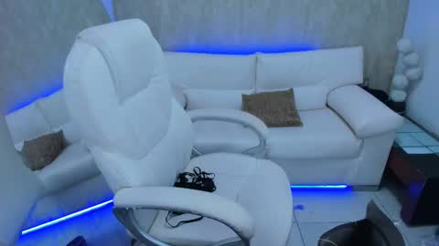 Snapshot of meggan_07 chatting on December 11, 3:35 am meggan online show from December 11, 3:35 am