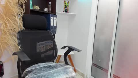Snapshot of meghan_falcon chatting on December 3, 12:38 pm Meghan online show from December 3, 12:38 pm