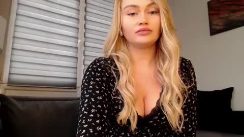 Snapshot of melani_a chatting on December 13, 12:50 pm Melania online show from December 13, 12:50 pm