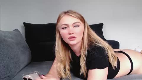 Snapshot of melani_a chatting on September 24, 11:53 am Melania online show from September 24, 11:53 am
