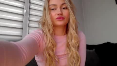 Snapshot of melani_a chatting on December 14, 11:07 am Melania online show from December 14, 11:07 am