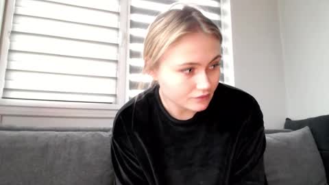 Snapshot of melani_a chatting on December 8, 11:46 am Melania online show from December 8, 11:46 am