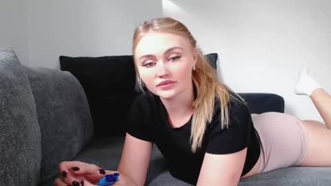 Snapshot of melani_a chatting on October 1, 1:05 pm Melania online show from October 1, 1:05 pm
