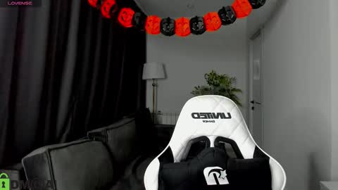 Melanie online show from October 26, 7:59 am