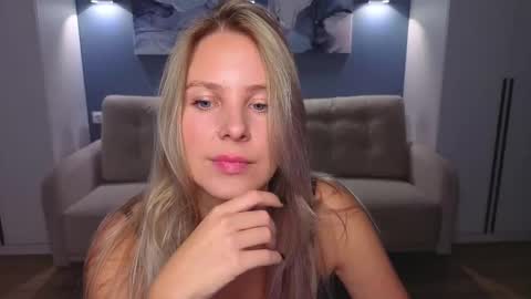 Melanie Bennett online show from October 18, 6:38 am