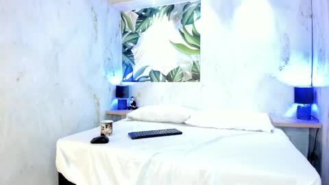 Melanie Roux online show from April 30, 8:57 pm