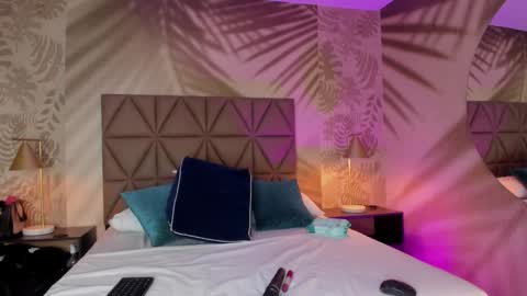 Melanie Roux online show from November 14, 8:09 pm