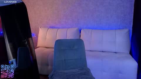 Melee Eva - Thumbs Up please  online show from March 2, 7:37 am