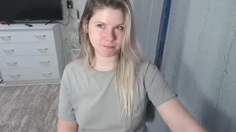 Melissa  Ray online show from February 4, 2:39 am