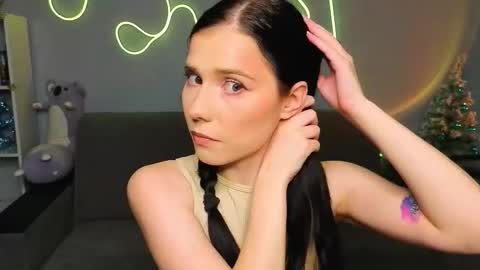 mellhyees online show from January 17, 6:15 pm