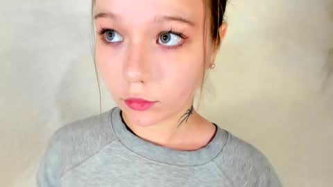 MelMooon online show from February 5, 10:40 am