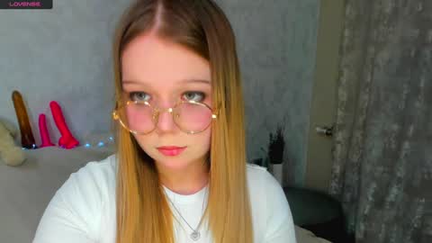 MelMooon online show from January 17, 1:46 pm