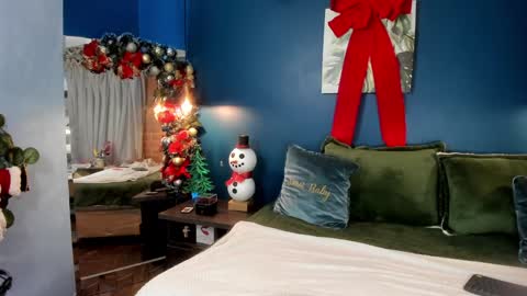 Snapshot of melody_bonnie22 chatting on December 10, 10:49 am Leslie online show from December 10, 10:49 am