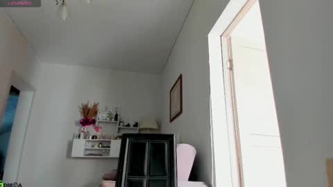 Snapshot of mercedescutee chatting on October 21, 10:52 am mercedescutee online show from October 21, 10:52 am