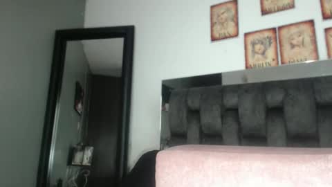 Snapshot of merlina_t chatting on October 23, 6:25 pm merlina_t online show from October 23, 6:25 pm