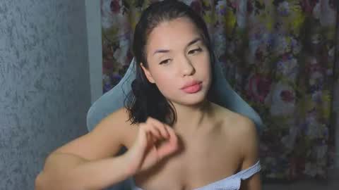 Mia online show from November 23, 6:31 pm